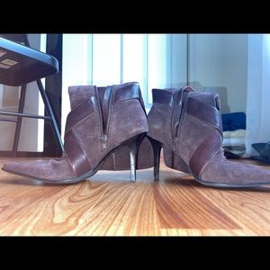 SIZE 7 1/2 M GUESS BY MARCIANO SUEDE HEELED BOOTS